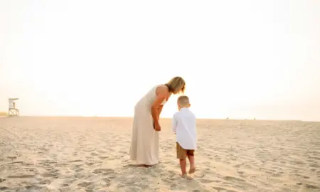 Žena i dječak na plaži