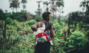 Majka s djetetom na leđima, Afrika